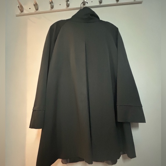 Woman’s Inoerial pleated Rain Coat - Picture 7 of 8